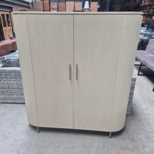 Schrank Corbetta aus Mangoholz mit Stone-Finish, 135 cm hoch